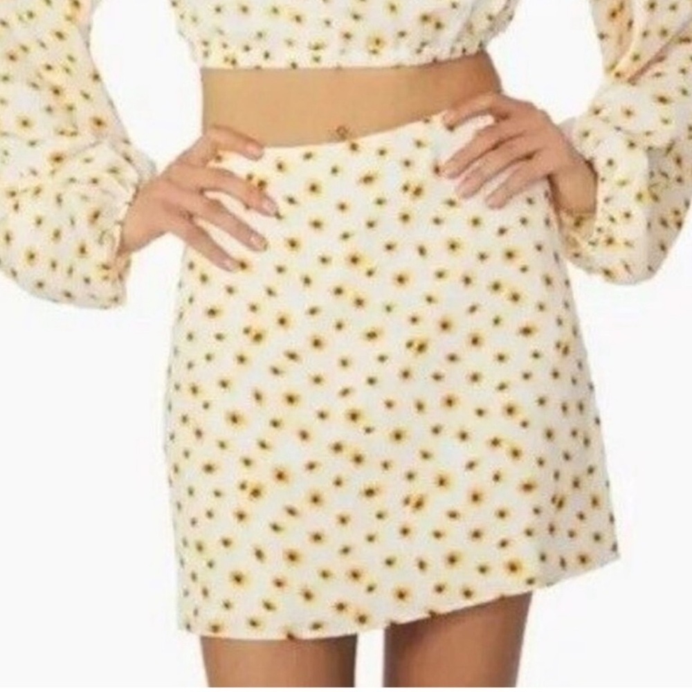 WeWoreWhat White Floral Sunflower Print Mini Skirt, Spring, Summer, Fall Size L